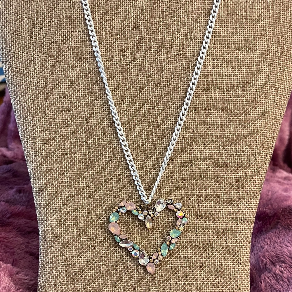 Elegant Heart-Shaped Multicolor Necklace - Picture 2 of 3